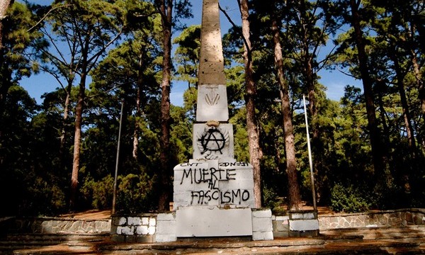 Critican la tardanza en la retirada del monumento a Franco