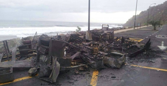 Bomberos de Tenerife extingue un incendio en el kiosco de la playa de El Socorro 