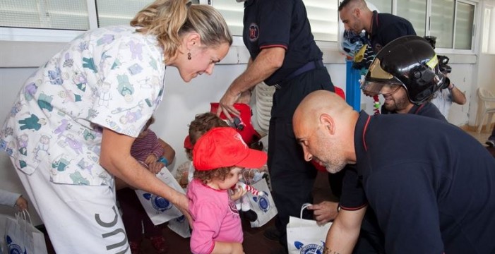 Bomberos de Tenerife organiza actividades navideñas para niños y ayudar a los más necesitados
