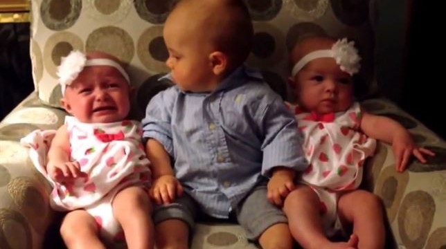 YouTube: este adorable bebé confundido, conoce a hermanas gemelas