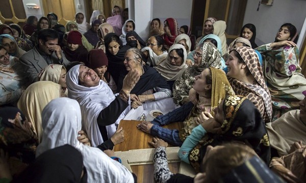 Los talibán pakistaníes asaltan un colegio y matan a tiros a 132 niños