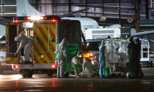 Reino Unido evacua a dos voluntarios expuestos al ébola en África Occidental
