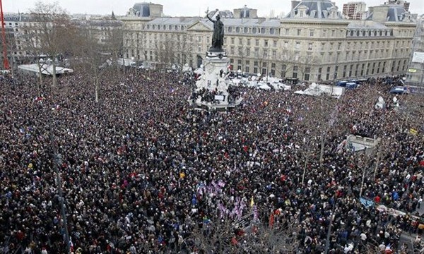 Miles de personas comienzan a llenar la plaza de la República