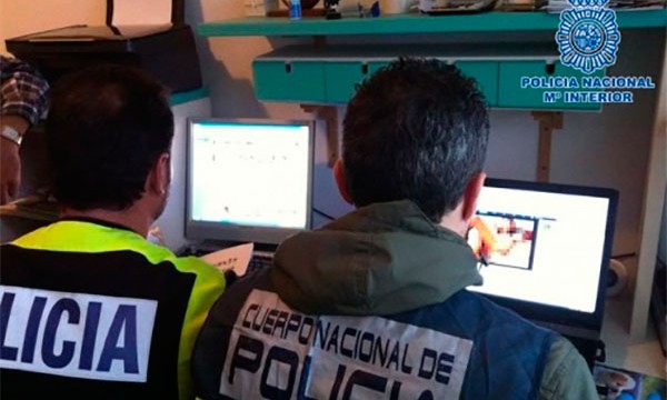Doce detenidos en Alicante por distribuir pornografía infantil en Internet, entre ellos dos profesores y un monitor