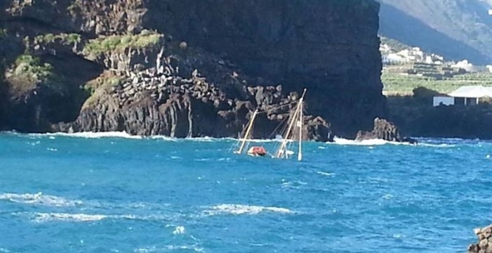 Un velero se hunde en la bahía de San Marcos de Icod