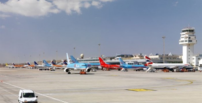 Canarias exige al Estado que fije precios máximos de los billetes aéreos