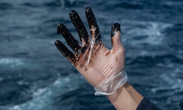 Greenpeace alerta de regueros del Oleg Naydenov que se acercan a la costa canaria