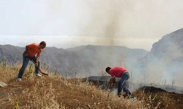 Se queman cuatro mil metros cuadrados de monte bajo en la Degollada de Peraza, en La Gomera