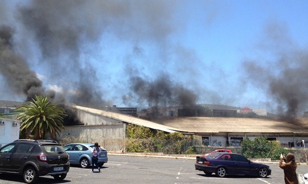 Arden basuras en un concesionario abandonado en Santa Cruz
