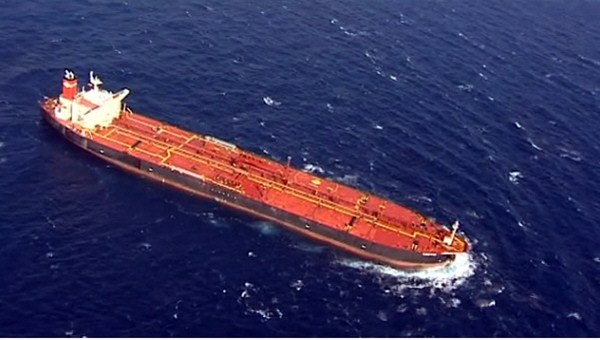 El petrolero averiado entra en el puerto de Las Palmas