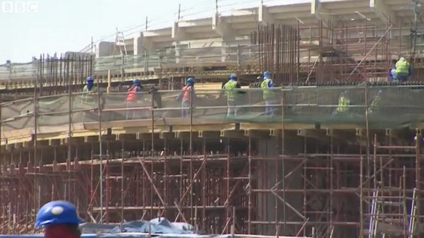 Un equipo de la BBC, detenido por grabar un documental sobre las condiciones de los trabajadores en Qatar
