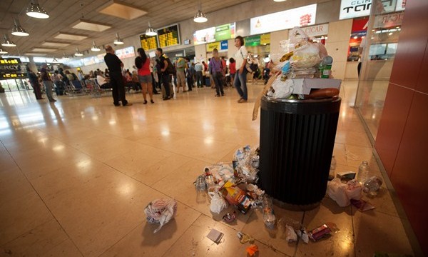 Huelga indefinida en el servicio de limpieza del aeropuerto del Norte