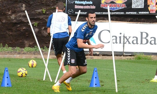 Ricardo León defenderá la camiseta del Club Deportivo Tenerife una temporada más