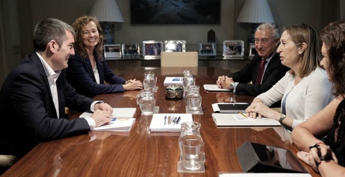 Canarias y Estado consultarán a la UE abaratar el avión a los isleños