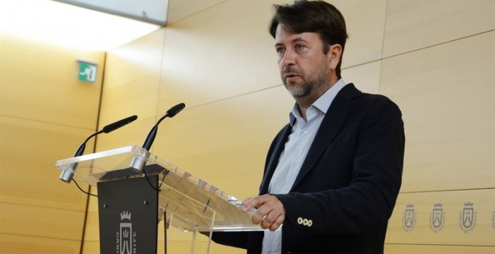 Alonso advierte de que expulsará a los consejeros del PSOE del Cabildo si no se cumple con el anillo insular