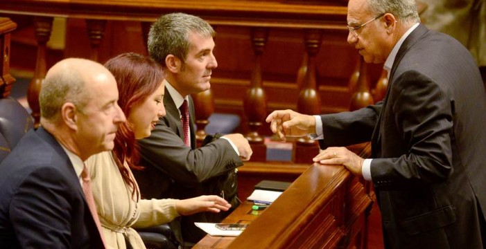 El Parlamento, sin apoyo de Casimiro Curbelo, aprueba una comisión de estudio sobre el sistema electoral