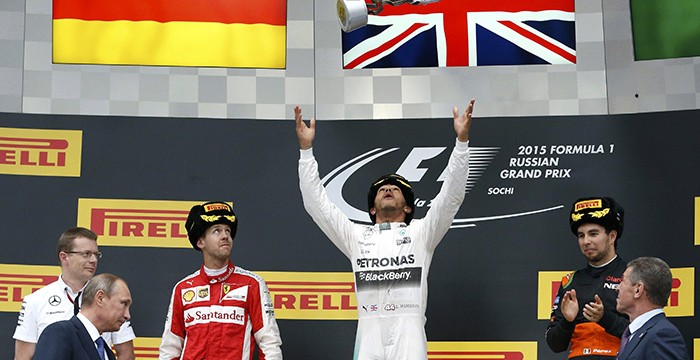 Hamilton se acerca al Mundial y Alonso acaba undécimo tras ser sancionado