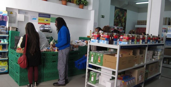 Un supermercado español cambia los euros por puntos para 700 familias golpeadas por la crisis