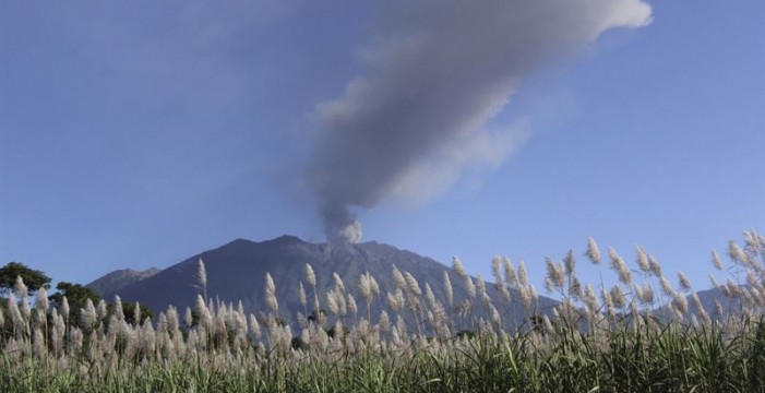 Indonesia cierra el aeropuerto de Bali por la erupción del volcán Rinjani