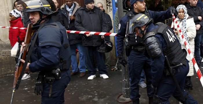 Abatido un hombre en París tras intentar atacar una comisaría armado con un hacha