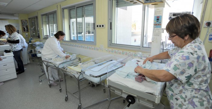 Enfermeros recién titulados paliarán la falta de personal durante la OPE